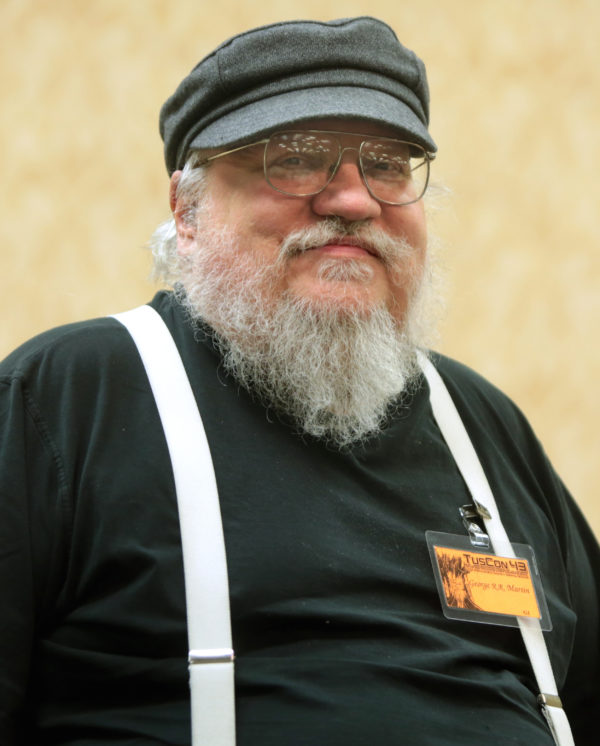 George RR Martin con su tarjeta de Comic-Con